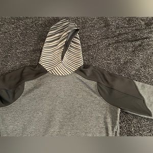 Men’s Oakley sweatshirt size large. Like new.